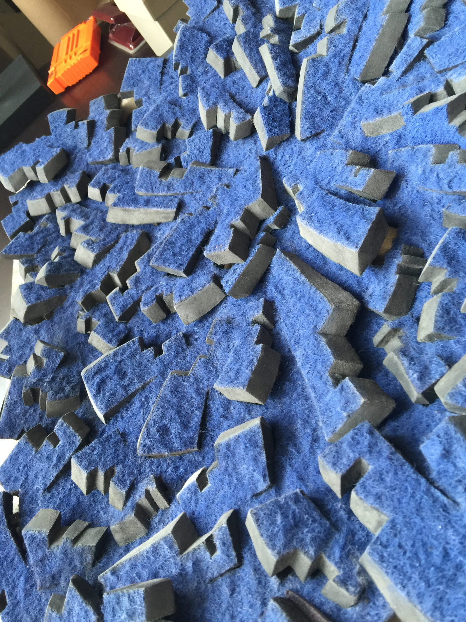 Blaue geschnittene Faserflächen mit grauen Seitenkanten und tiefen Zwischenräumen.