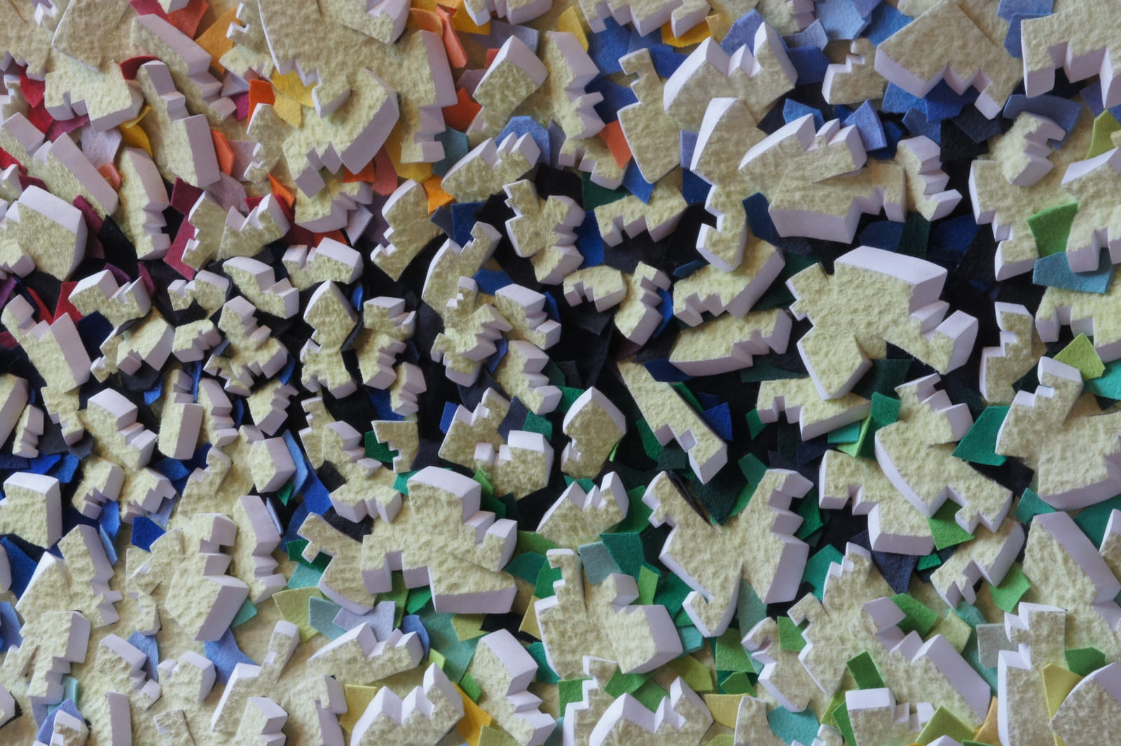 Detail des gelben Reliefs mit farbigen Zwischenlagen und hellen Schnittkanten.